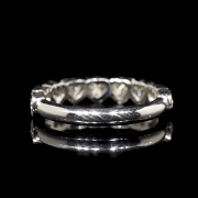 Media alianza de oro blanco de 18K con diamantes en talla corazón, 0.88 ct