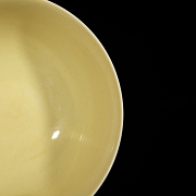 Taza de porcelana con esmalte amarillo, dinastía Ming