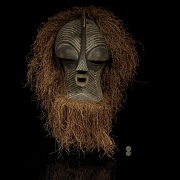 Máscara femenina Kifwebe con atuendo de rafia, Songye, R.D. del Congo, s.XX