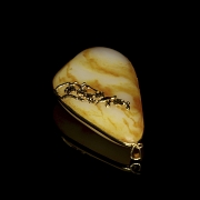 翡翠吊坠《花中鸟》，20世纪 - 4