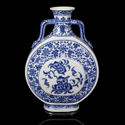 Blue and white porcelain ‘Bianhu’ vase, with Qianglong mark