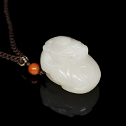 Colgante de jade blanco “Dragón enroscado”, s. XX