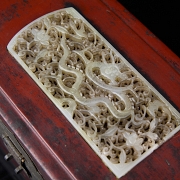 Caja de madera lacada roja y jade