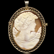 Broche de oro amarillo de 9 k con camafeo 
