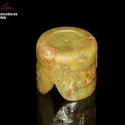 Figura de jade amarillo
