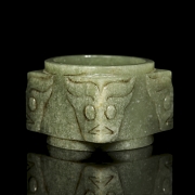 Cong de jade tallado