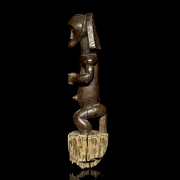 Figura relicario africana