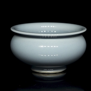 Recipiente de porcelana con vidriado azul, con marca en la base