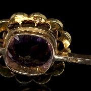 Broche de oro amarillo de 15 kt con amatista y perlas