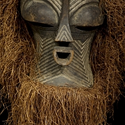 Máscara femenina Kifwebe con atuendo de rafia, Songye, R.D. del Congo, s.XX
