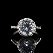 Anillo en oro blanco de 18 kt con aguamarina y diamantes