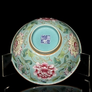 Porcelain enamelled bowl ‘Peonies’, with Yongzheng seal - 4