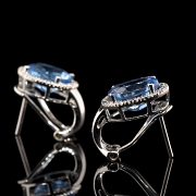 Pendientes en oro blanco de 18 kt con topacios y diamantes