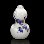 Glazed porcelain hulu vase, ‘Squirrels with Vine,’ Kangxi mark