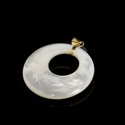 Colgante con nácar natural y oro amarillo de 18K