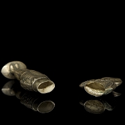 两只浮雕银质药盒，20世纪