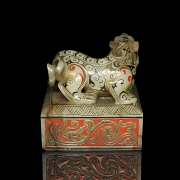 Sello de jade con policromado