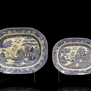 两只蓝色柳树纹“石质瓷器”托盘，19世纪