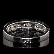 Media alianza en oro blanco de 18K y diamantes