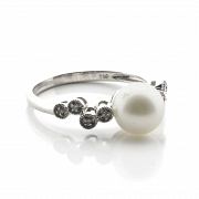 Anillo en oro blanco de 18k con perla y diamantes