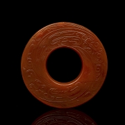 Disco de ágata roja tallada, dinastía Zhou