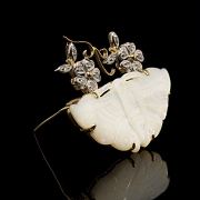 Broche con forma de mariposa en oro de 18K, nácar y diamantes