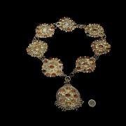 Cinturón de metal repujado con piedras engastadas, s.XX