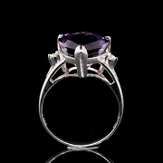 Anillo de oro blanco 18k con amatista y diamantes