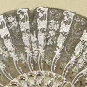 Abanico con varillaje de madera y abaniquera, s.XX