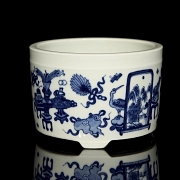 White and blue porcelain brush holder ‘Bogu hua’, with Kangxi seal