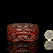 Caja de madera lacada