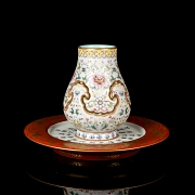 Jarrón de porcelaa con esmaltes familia rosa, con sello Qianlong