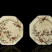 两件釉面陶瓷盘，题为《枝头绽放》，20世纪