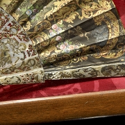 Abanico de nácar con escena romántica. s.XIX