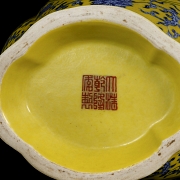 Jarrón de porcelana en azul y amarillo 