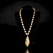 Colgante con cuentas de madera tallada, s.XX