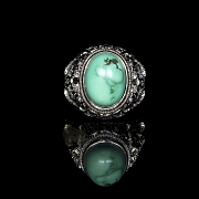 Anillo de plata repujada y turquesa