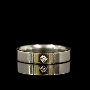 Alianza de oro blanco de 9 kt con diamante
