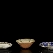 三件彩釉陶瓷盘，20世纪 - 1