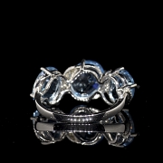 Conjunto de anillo y pendientes en oro blanco de 18k con topacios