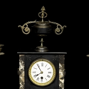 Guarnición de chimenea francesa, reloj y pareja de candelabros