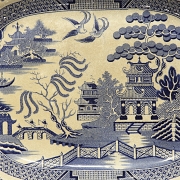 两只蓝色柳树纹“石质瓷器”托盘，19世纪