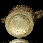 Tetera de bronce dorado y piedras