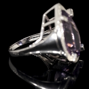 Anillo en oro blanco de 18 kt con una amatista y diamantes