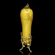 Calabaza de cerámica con pie de metal, s.XIX