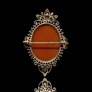 Broche de oro amarillo de 14 k con camafeo
