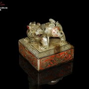 Sello de jade con policromado