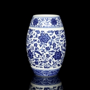 Jarrón azul y blanco con forma de barril 