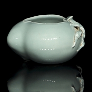 Glazed porcelain container ‘Peaches’, with Qianlong mark - 1