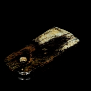 Ornamento de jade tallado, cultura arqueológica